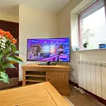 Chalet Lune Nestled Between District And Yorkshire Dales *